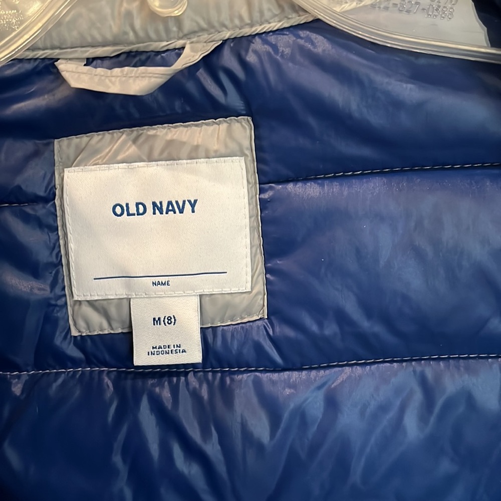 Old Navy Puffer Jacket. Size M(8). Packable. Has place for Name and Loop - Picture 8 of 8